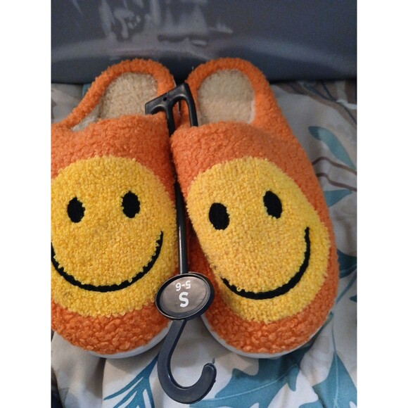Women's-Smiley Face Slippers-Anti-Slip-Soft Plush Comfy Indoor 5/6-NWT - Picture 1 of 7